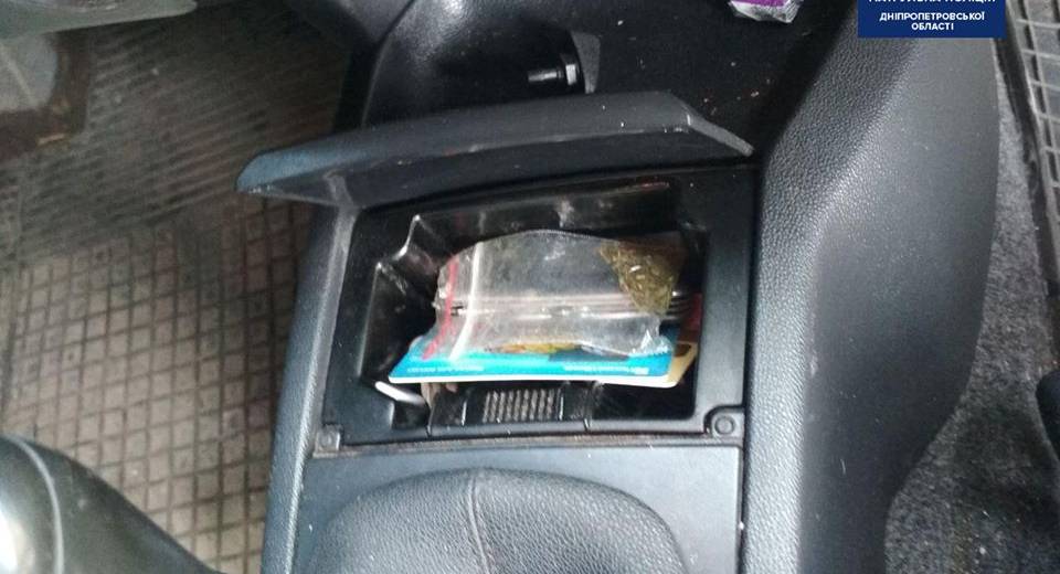 У Дніпрі п’яний чоловік ховав наркотики, побився та намагався відкупитись від поліції