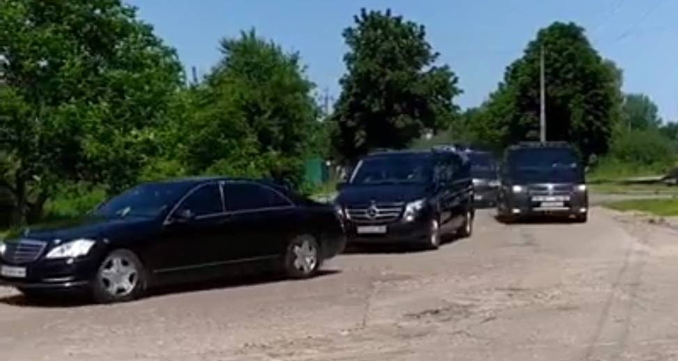 Обыскали журналистов, зачистили улицу: скандальный визит Зеленского в Чернигов