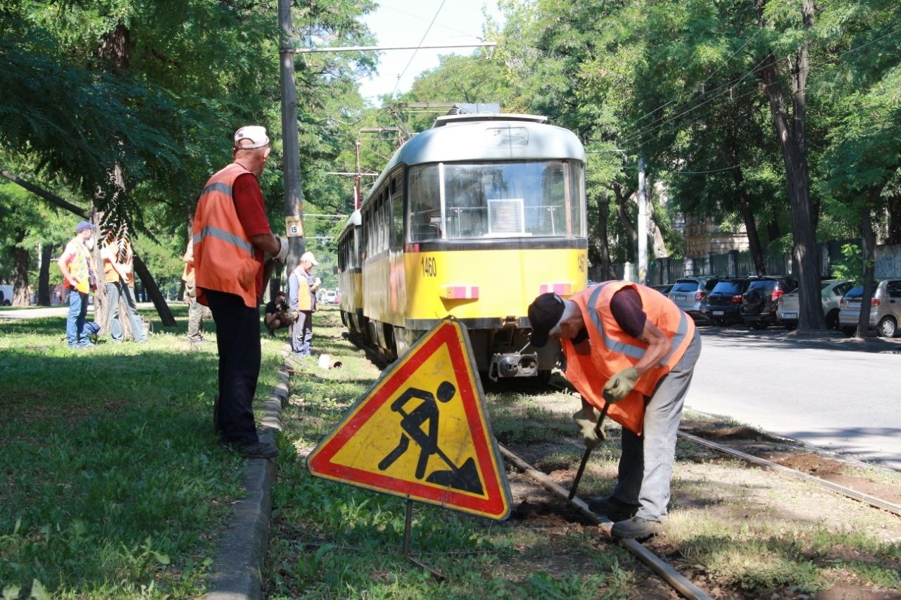 У Дніпрі попри війну продовжують робити ремонти колій і контактних мереж