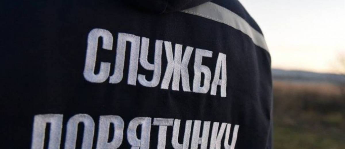 В Днепре спасатели достали женщину из воды (ВИДЕО)