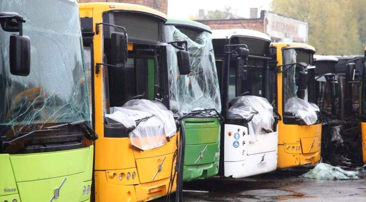 У Дніпрі відновлюється автотранспортне підприємство, яке постраждало після ворожого ракетного удару