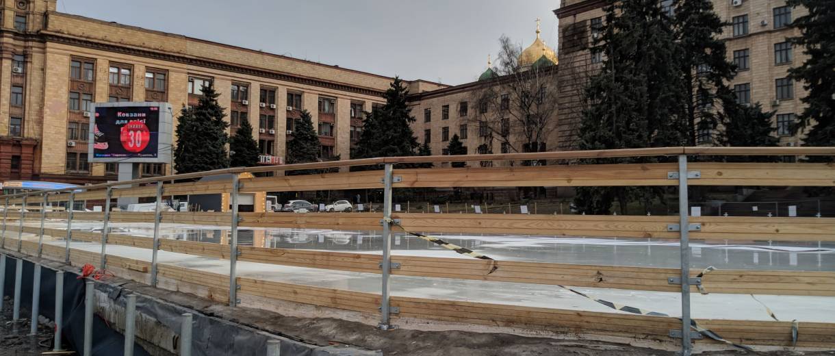 В центре Днепра демонтируют каток: фото