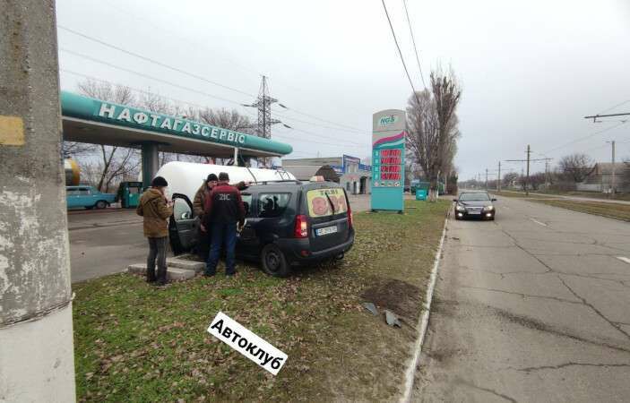У Кам’янському п’яний таксист врізався в цистерну з газом на заправці