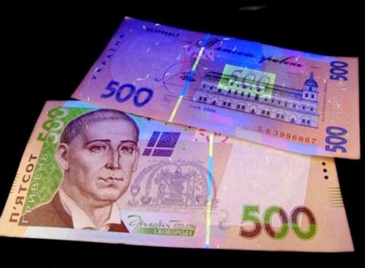 Под Днепром семья продавала фальшивые гривны за 40% от номинала