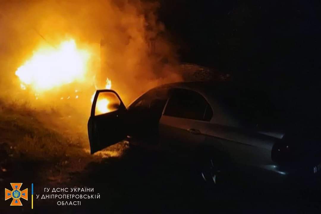 У Дніпрі на стоянці горіли дві автівки