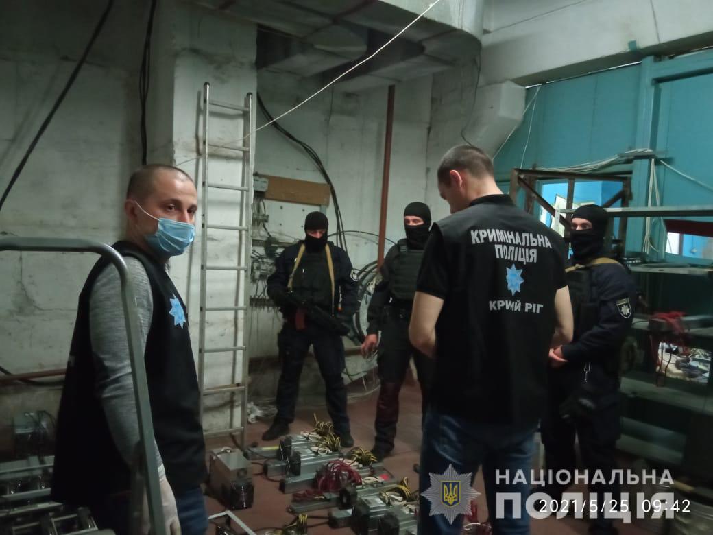 Под Днепром полиция выявила незаконную ферму для майнинга криптовалют (ВИДЕО)