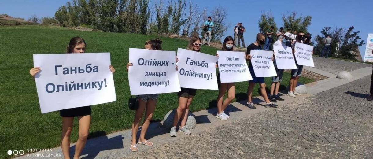 Зеленский во время визита в Днепр побоялся выйти к людям, которые хотели задать ему вопросы и сделать селфи