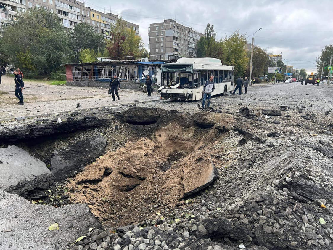 Як почувають себе пасажири автобуса, поряд з яким розірвалась ворожа ракета. Відео