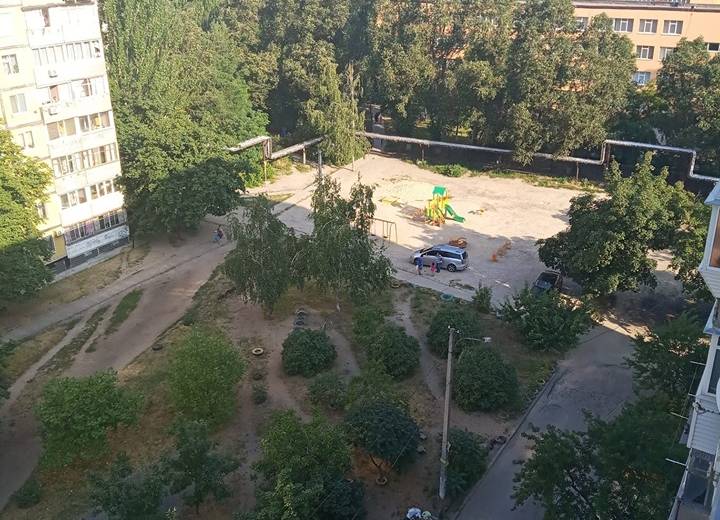 В Днепре водитель заехал автомобилем на детскую площадку, чтобы погулять