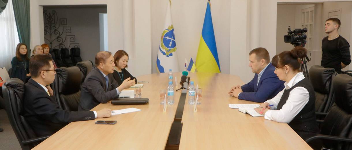 Борис Филатов провел встречу с послом Республики Корея в Украине Ли Янг Гу