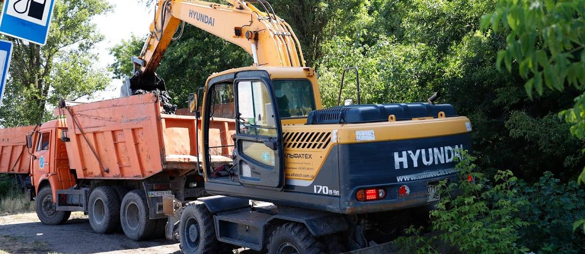 У Дніпрі розчищають дренажно-паводкову канаву в лісопарку Дружби