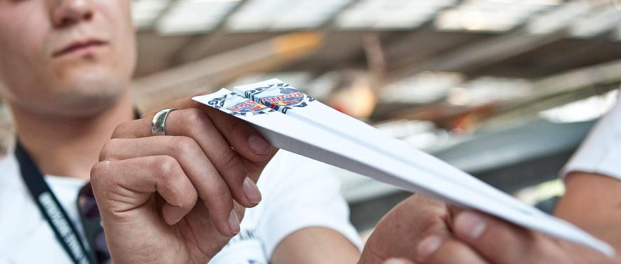 В Днепре определят участников чемпионата мира по бумажным самолетам