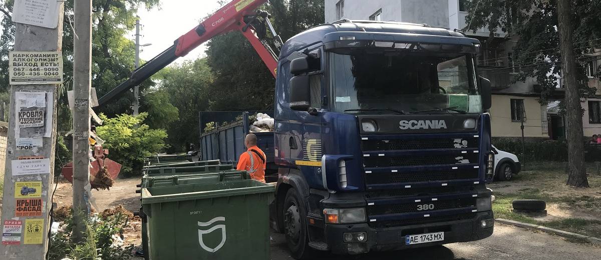 В Днепре коммунальщики с помощью тяжелой техники ликвидировали стихийную свалку (ВИДЕО)