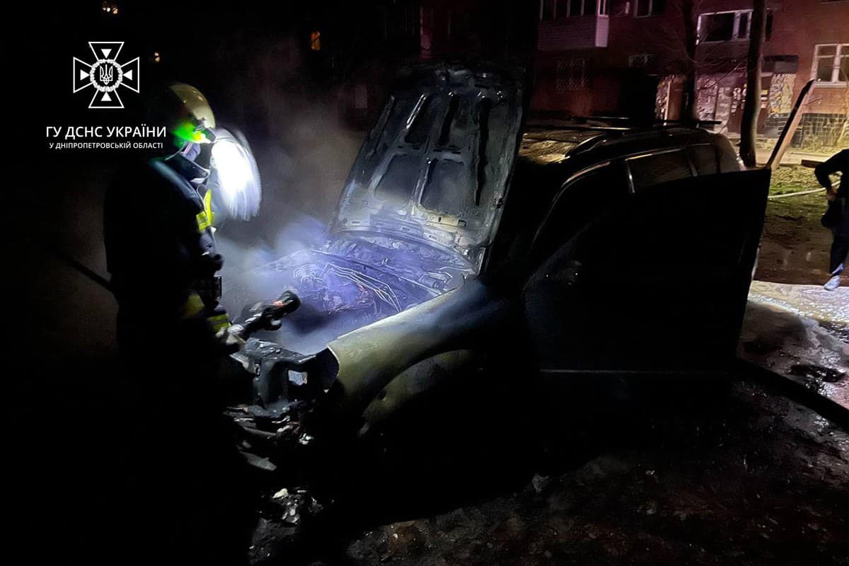 Вночі у Дніпрі спалахнув припаркований автомобіль. Фото