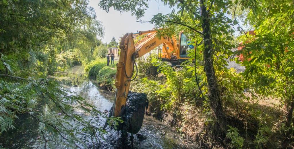 В Днепре начали плановую расчистку канала Гнилокиш
