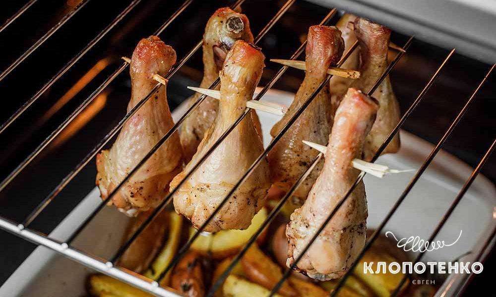 Як оригінально запекти в духовці курячі гомілки з картоплею за рецептом шеф-кухаря Клопотенка