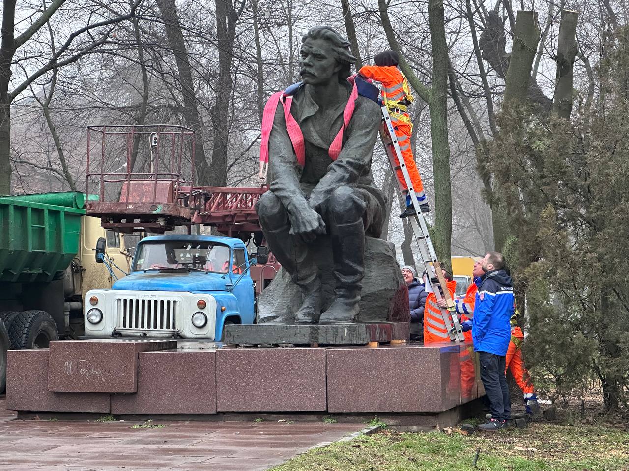 Чкалов злетів, Горький пішов… У Дніпрі продовжують демонтувати пам’ятники радянської епохи