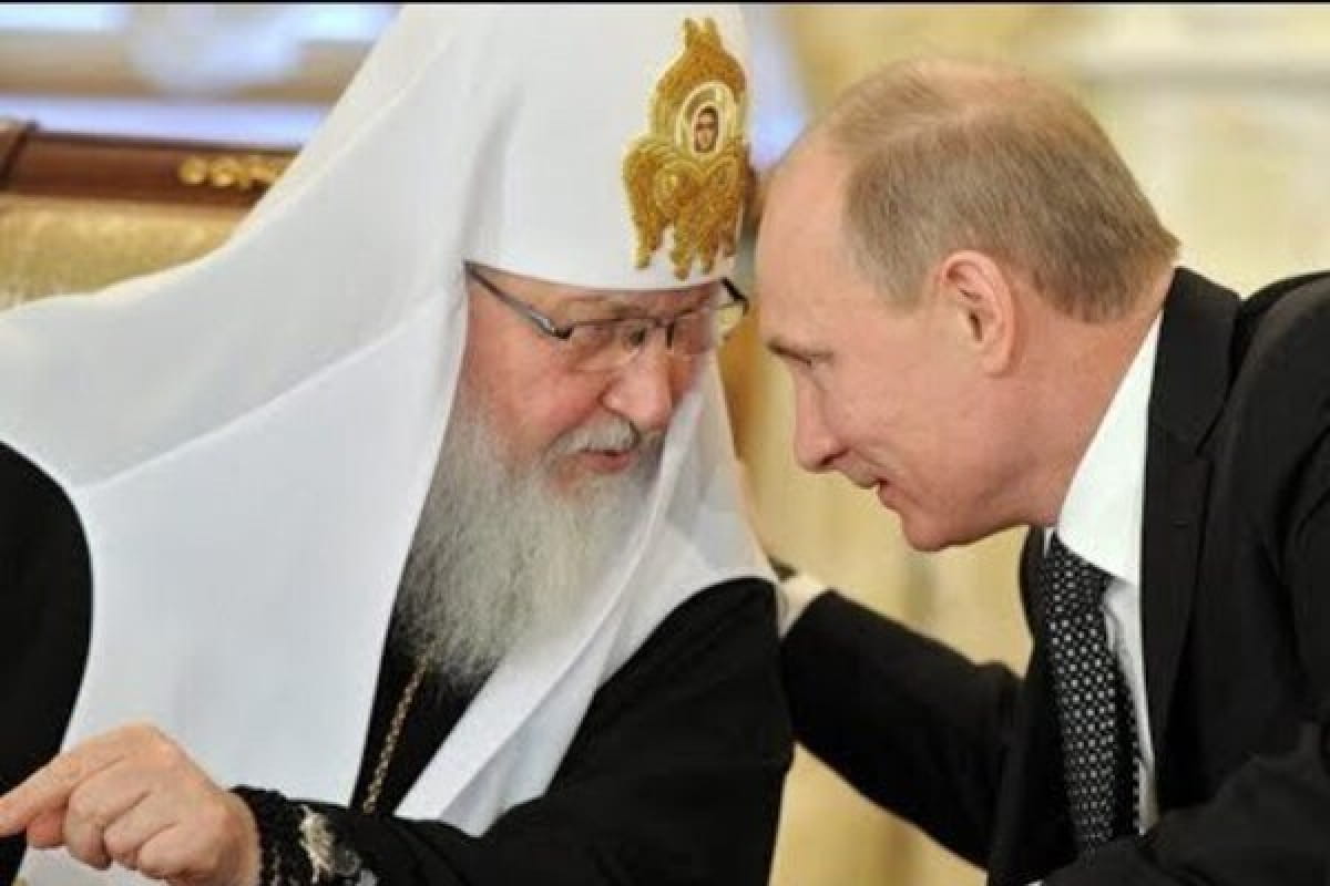 Патриарх московский Кирилл (Гундяев) упал на богослужении, поскользнувшись на святой воде. Видео