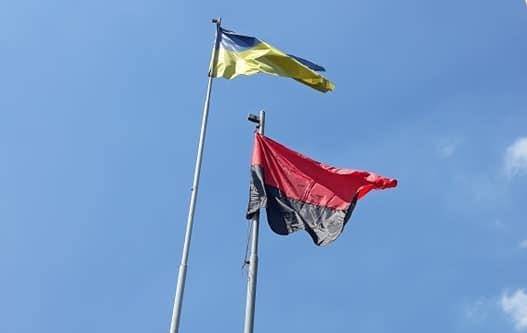 У Дніпрі шукають добровольців для відновлення червоно-чорного прапору (ВІДЕО)