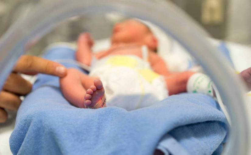 В Днепре спасают 700-грамового малыша