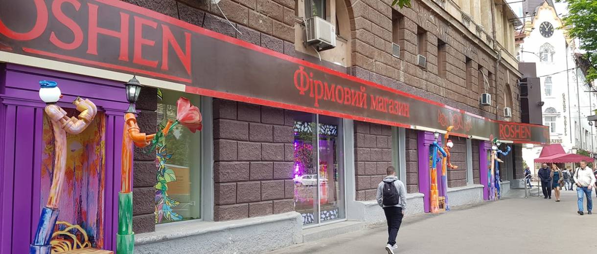 В центре Днепра начали демонтаж огромной рекламной вывески: фото