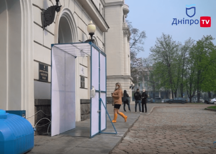 Сколько на самом деле стоит арка дезинфекции облсовета в Днепре и куда она исчезла (ВИДЕО)