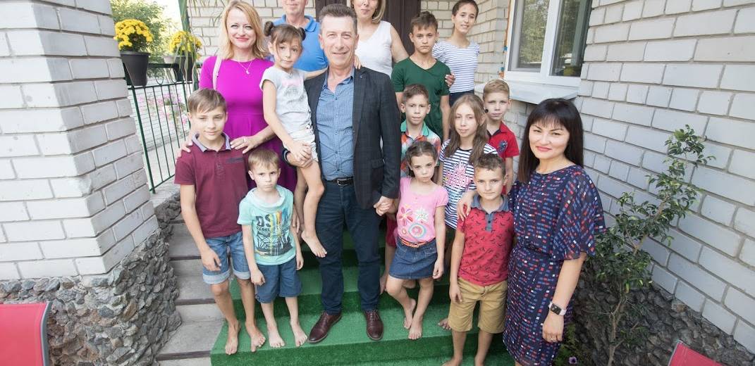 Представители Днепровской мэрии поздравили воспитанников детского дома семейного типа семьи Деревянко с наступающим Днем знаний