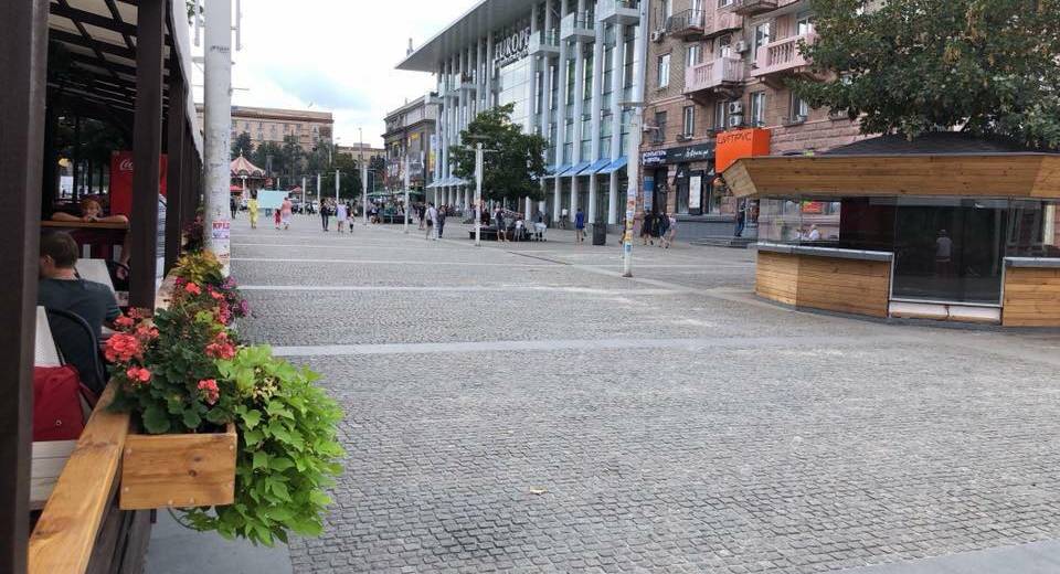 В Днепре фейковая новость о призрачном киоске на Европейской площади превратилась в фото-флешмоб