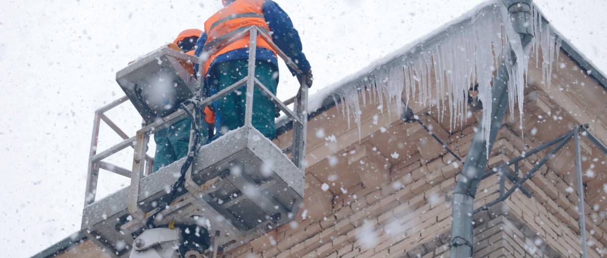 В мэрии Днепра призвали водителей не оставлять автомобили возле домов, чтобы можно было убрать сосульки с крыш