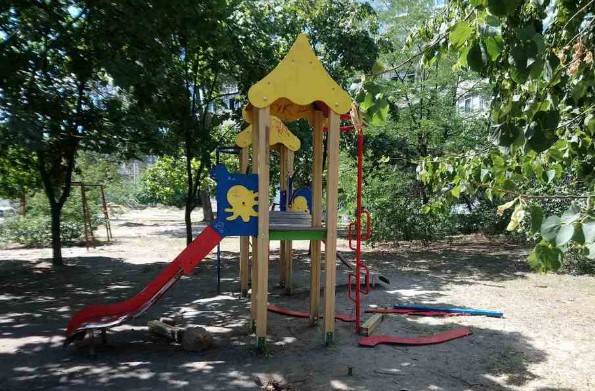 В Днепре вандалы разрушили детскую площадку