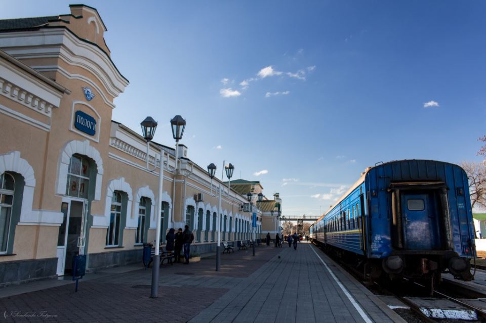 В Пологах Запорожской области из-за обстрела сгорел дом и погибла женщина