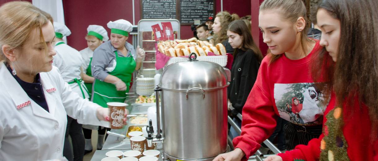 Современными линиями раздачи горячего питания оборудовано уже 11 школ Днепра: фото