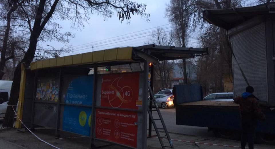 В Днепре устанавливают старые остановки на новые места: фото