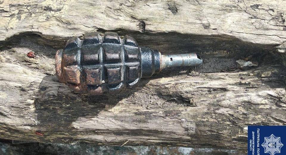 У Дніпрі компанія із гранатою розпивала алкоголь на дитячому майданчику