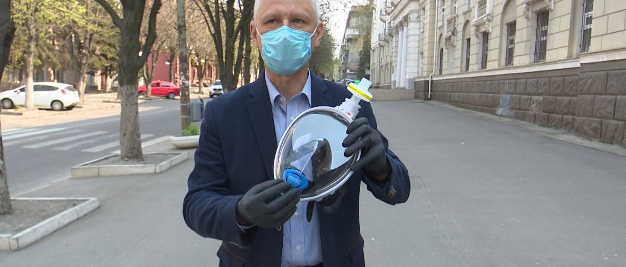 Дніпру передадуть захисні маски, зроблені з масок для дайвінгу (ФОТО)