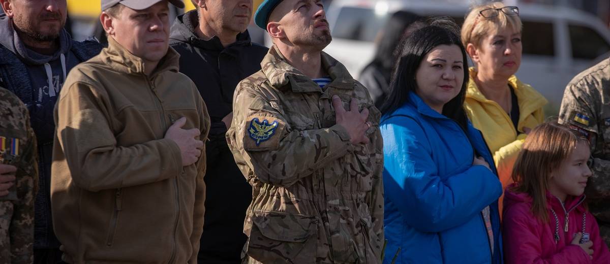 Митинг, возложение цветов к Мемориалу воинам ООС и фотовыставка в музее: в Каменском отметили День защитника Украины