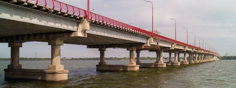 Заммэра Днепра показал, как проходят работы по ремонту центрального моста: видео