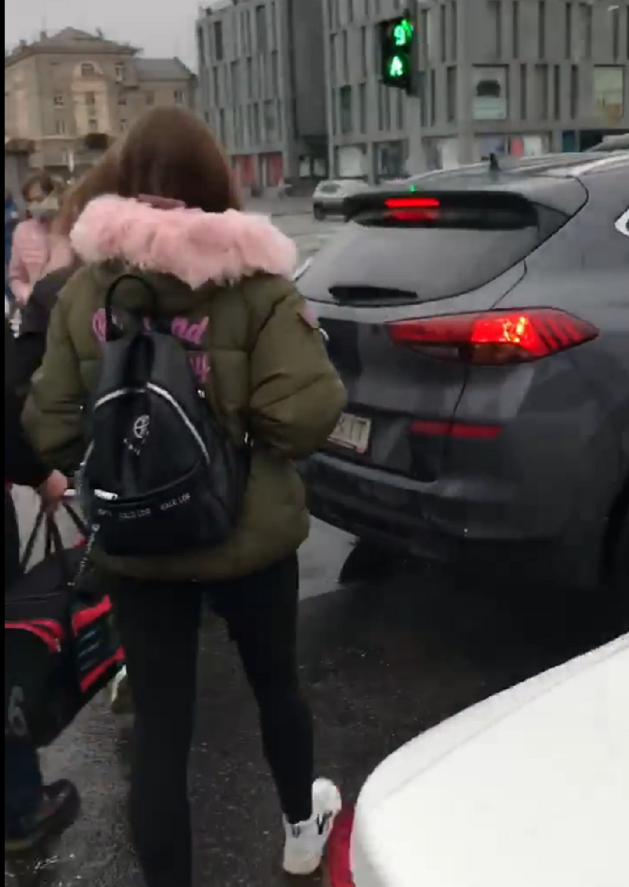 Скандал в центре Днепра: автохамы не пропустили пешеходов (ВИДЕО)