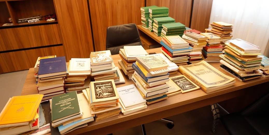 Унікальні видання, підписані історичними постатями: Борис Філатов показав книжкове поповнення Бібліотеки імені Джона Маккейна