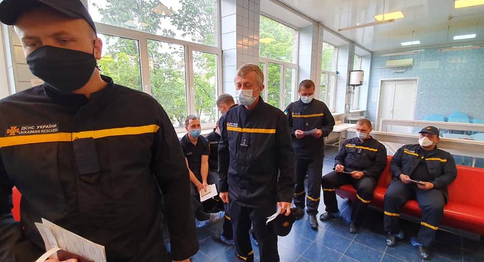 Донці рятувальника потрібна донорська кров: 30 колег чоловіка вже здали кров для дівчини