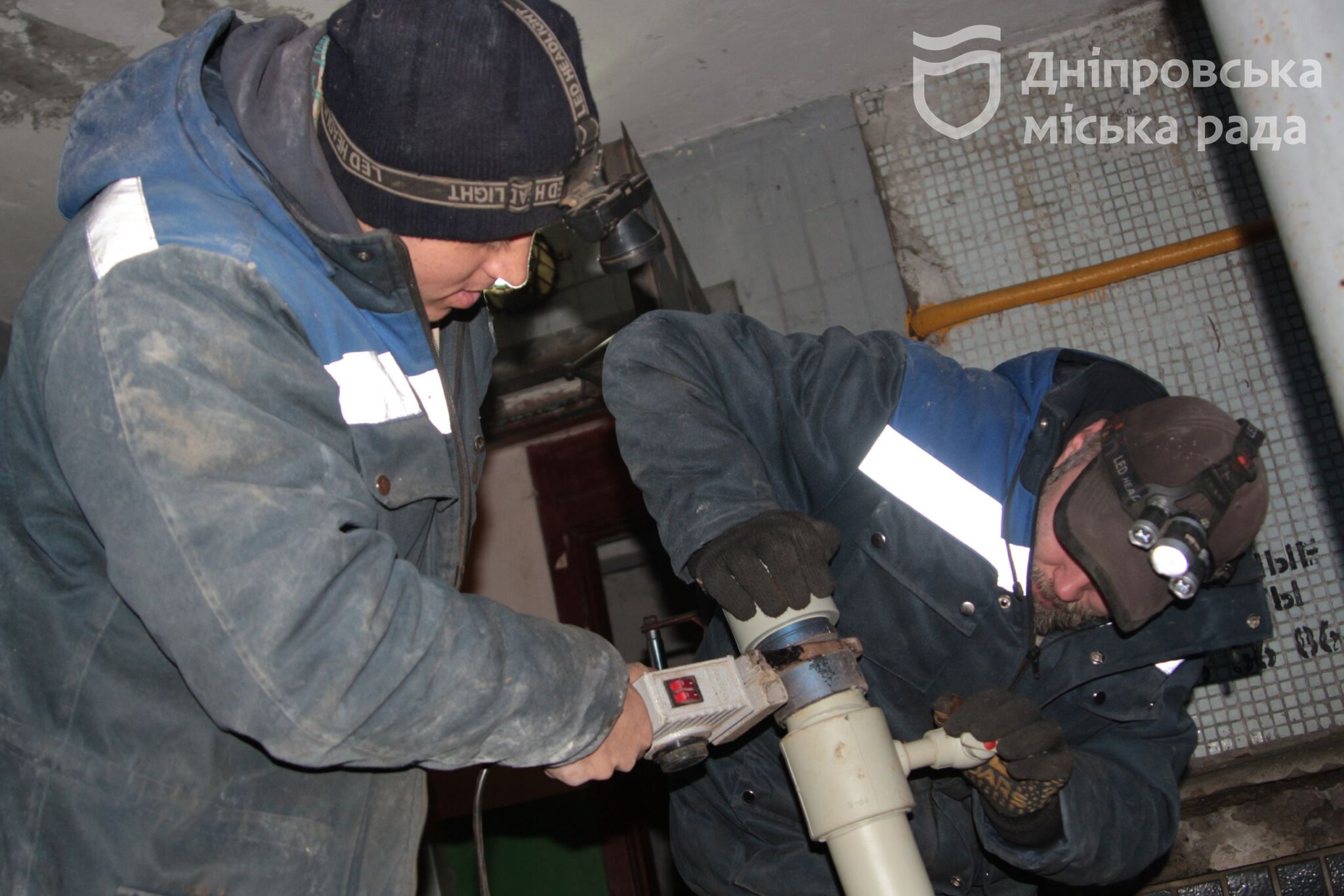 Майже 300 осель вже з теплом: в одній із багатоповерхівок Дніпра оперативно полагодили систему опалення 