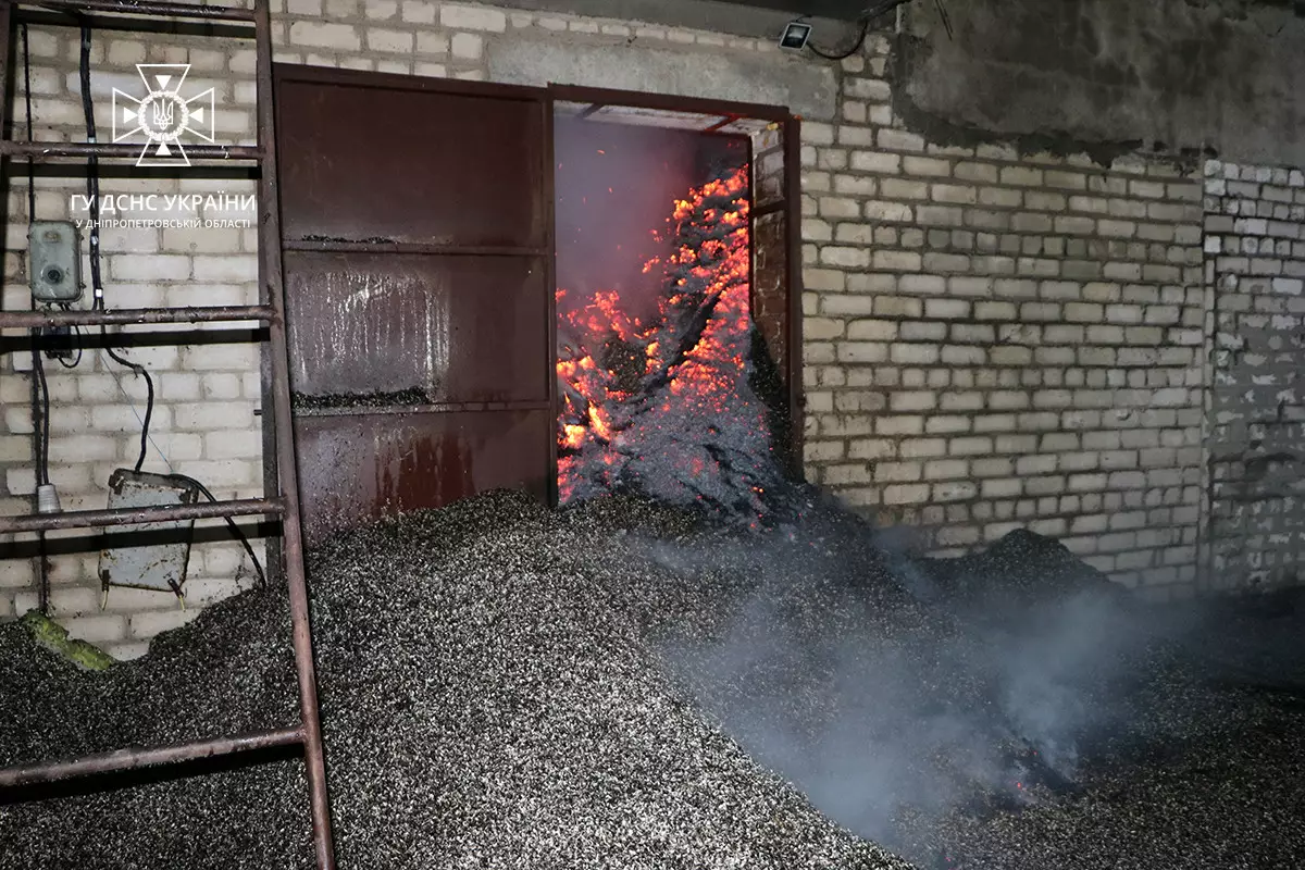 На Дніпропетровщині масштабна пожежа знищила будинок