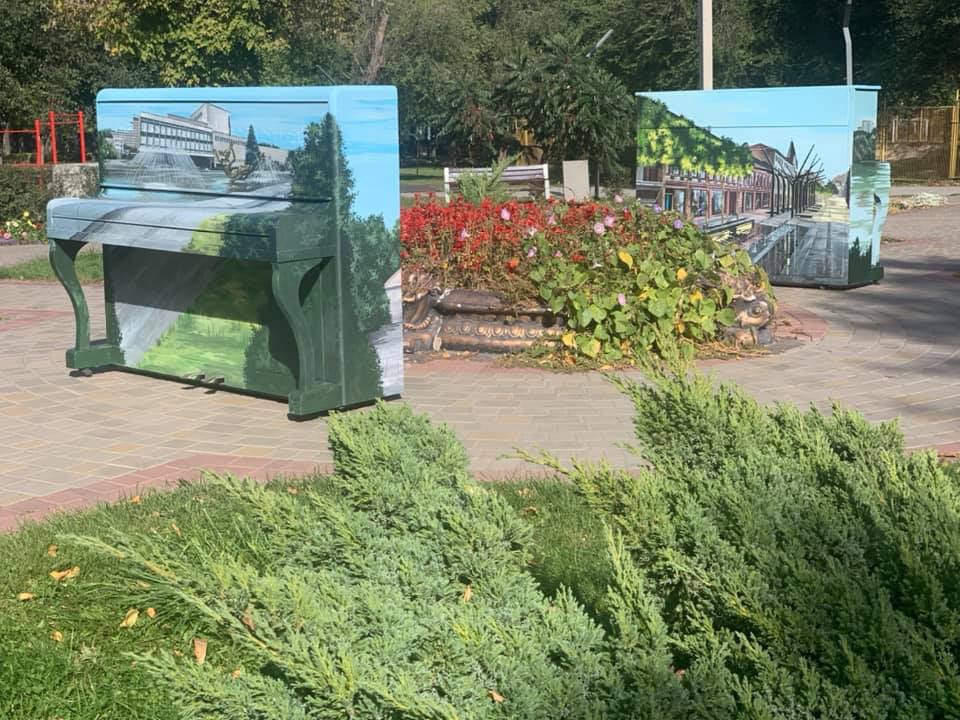 В парке «Новокодакский» появились два фортепиано (ФОТО)