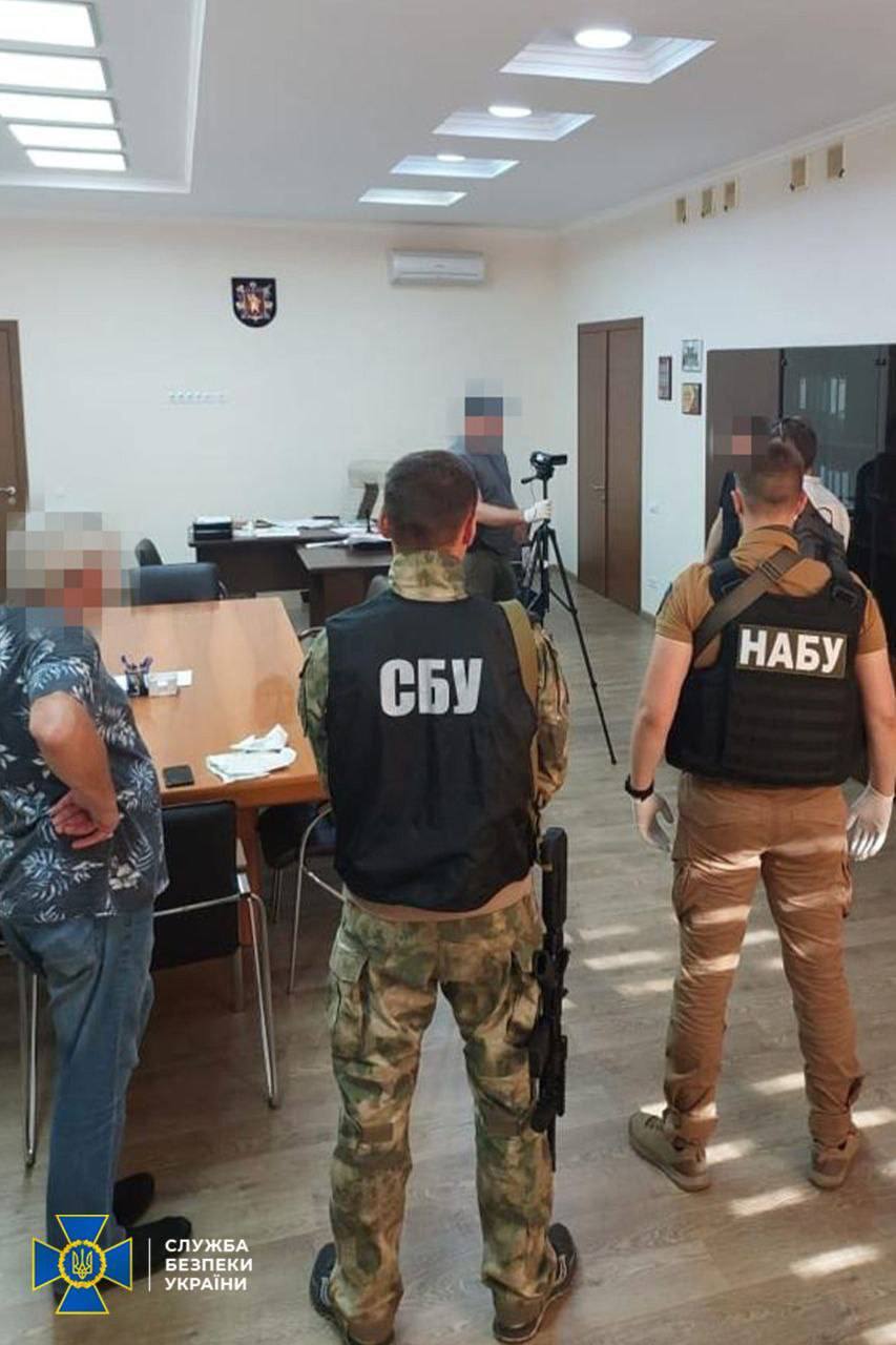 Крали вагонами. Запорізьких посадовців звинувачують у розкраданні гуманітарки на мільйони доларів