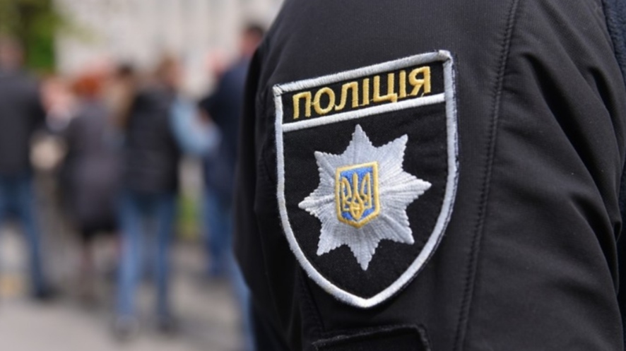 У  Дніпрі поліцейського жорстоко побили та відібрали в нього пістолет