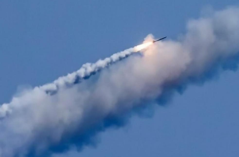 В мережі з’явилося відео збиття російських ракет, що йшли на Дніпро. 
