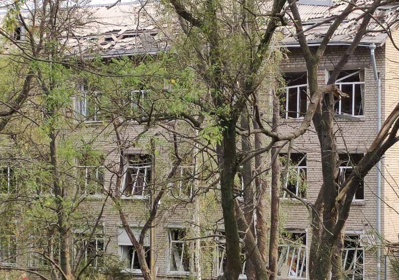 З’явилися фото наслідків ракетних ударів по житлових будинках Запоріжжя