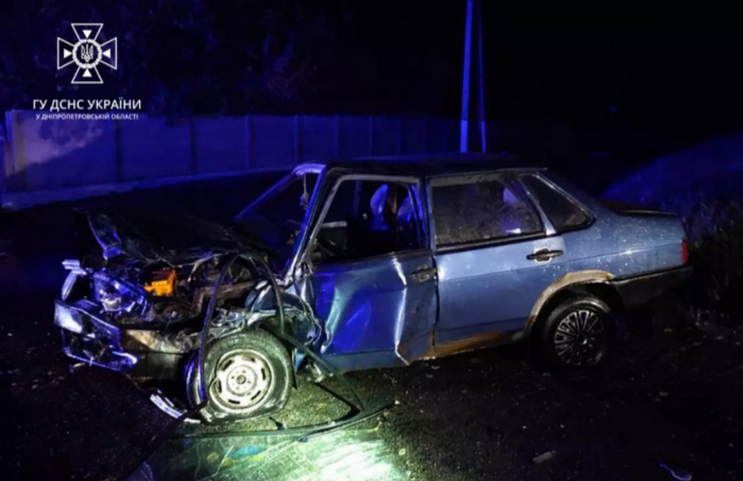 Під Дніпром внаслідок ДТП загорілась автівка
