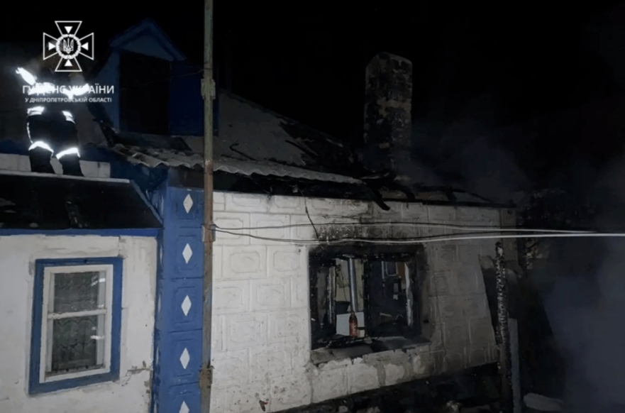 У Новомосковську вночі загорівся будинок