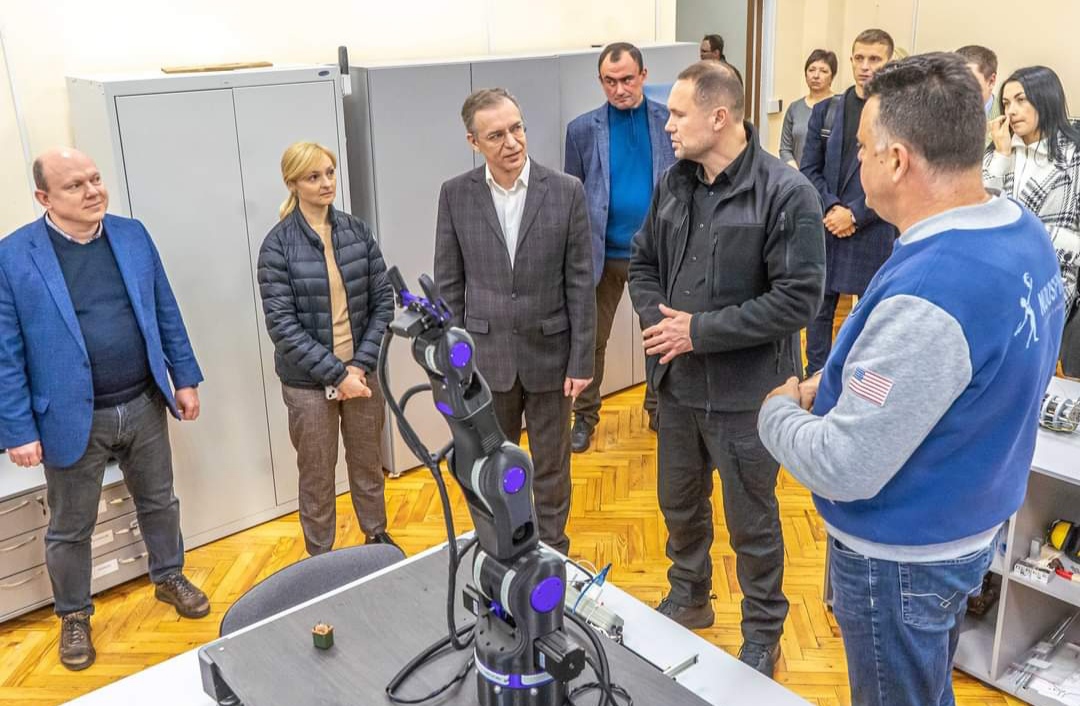 Фізтехівці ДНУ показали міністру свої розробки — унікальні надлегкі ракети